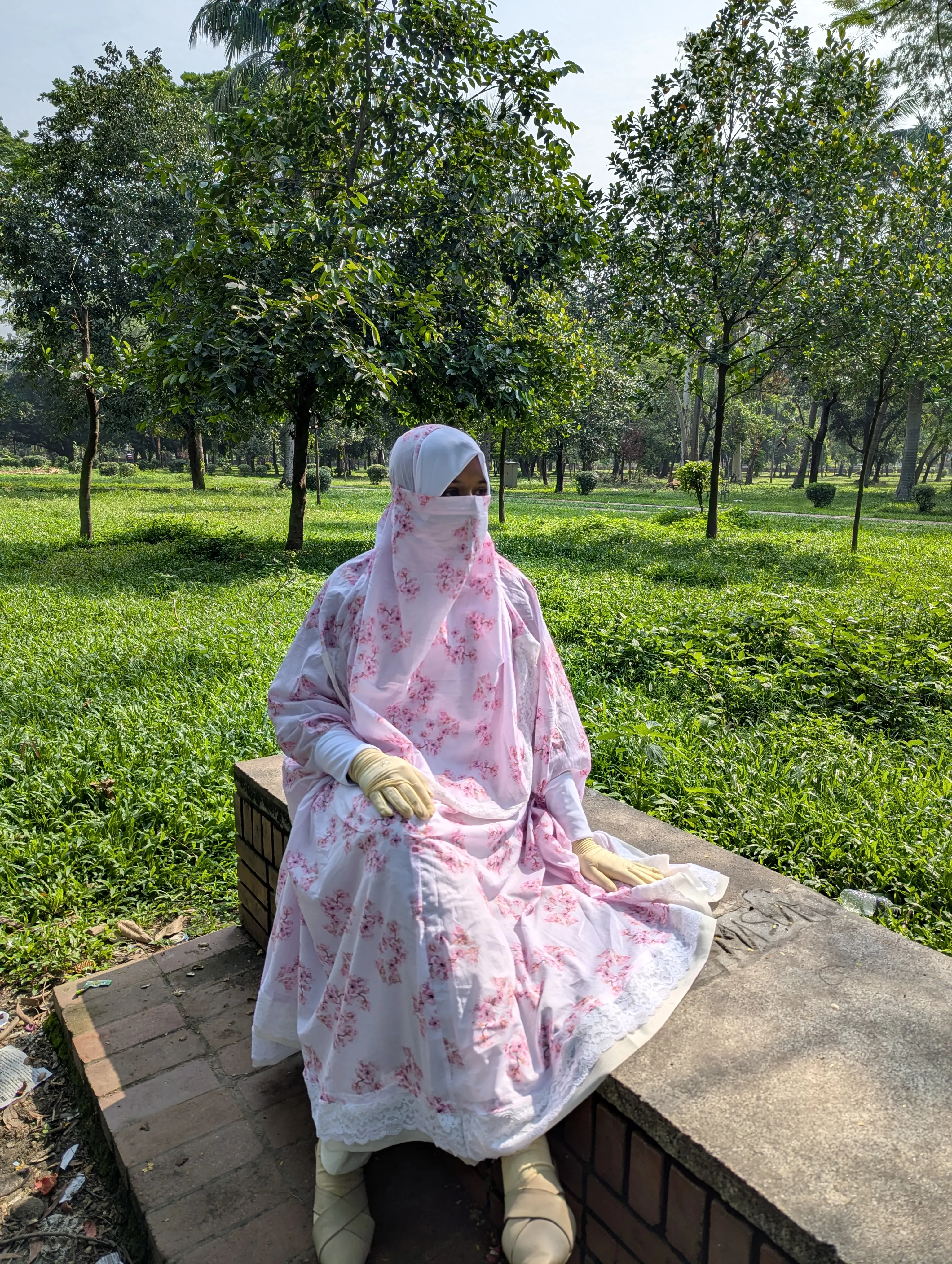 Woman wearing Tahiyaa khimar — Pink Floral