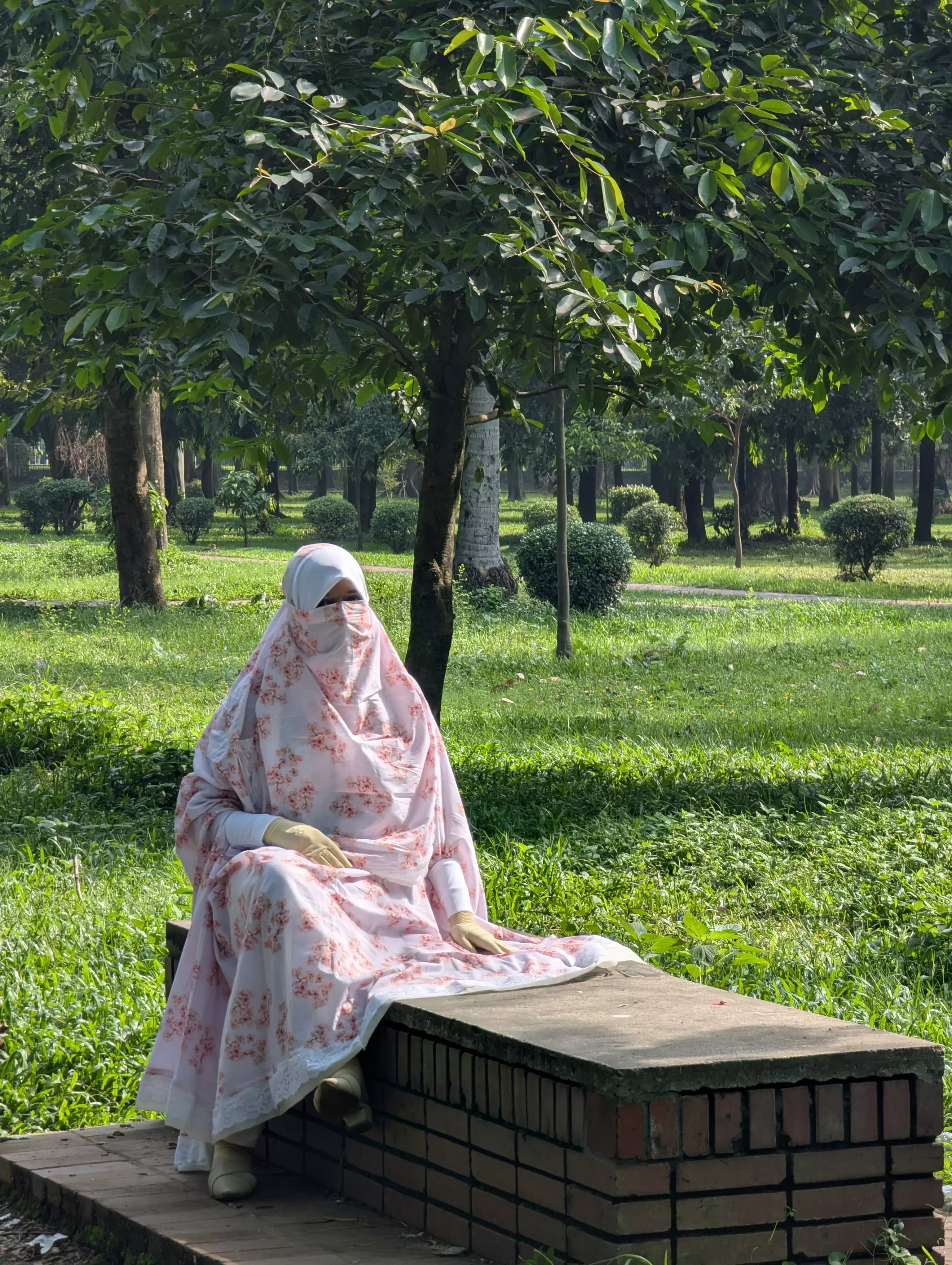 Woman wearing Tahiyaa abaya